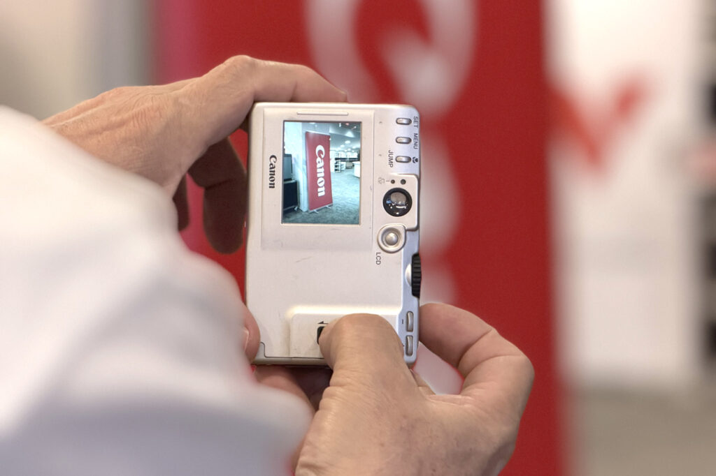 Canon PowerShot A5 - retro review - in hands