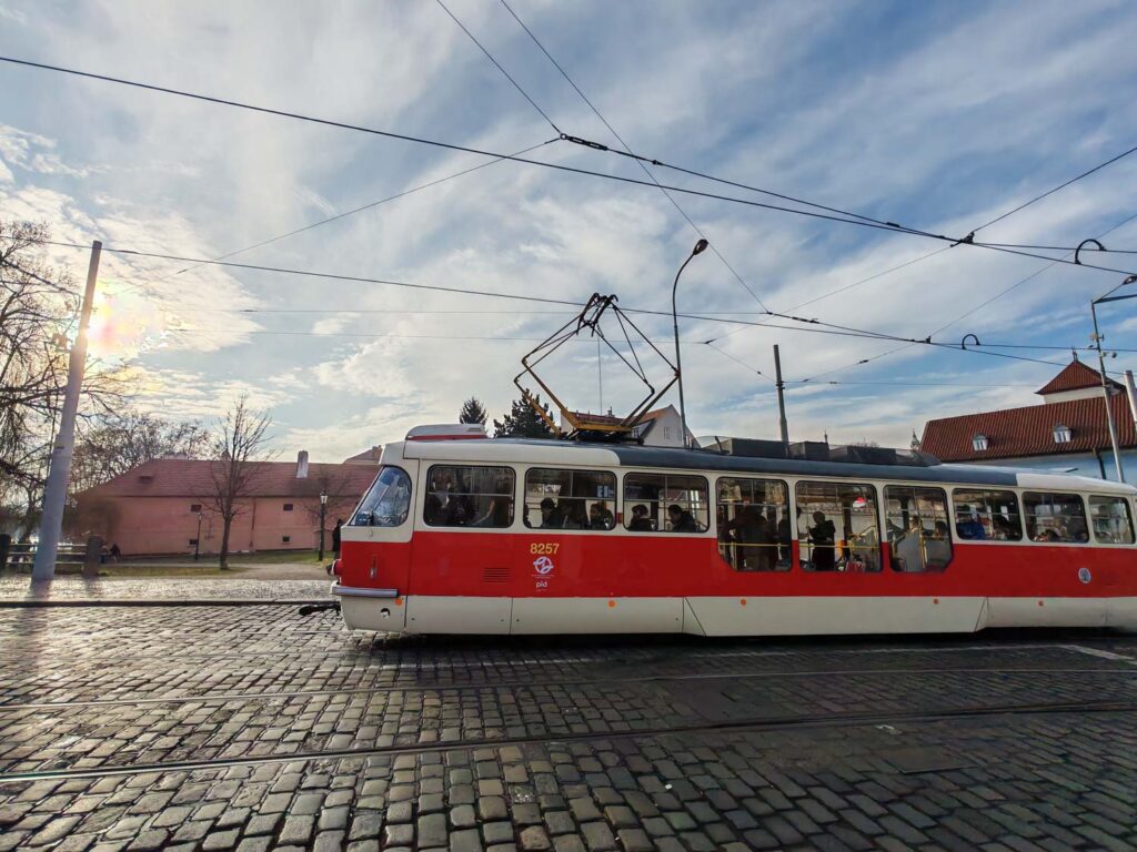 Honor 400 review - Prague - tram