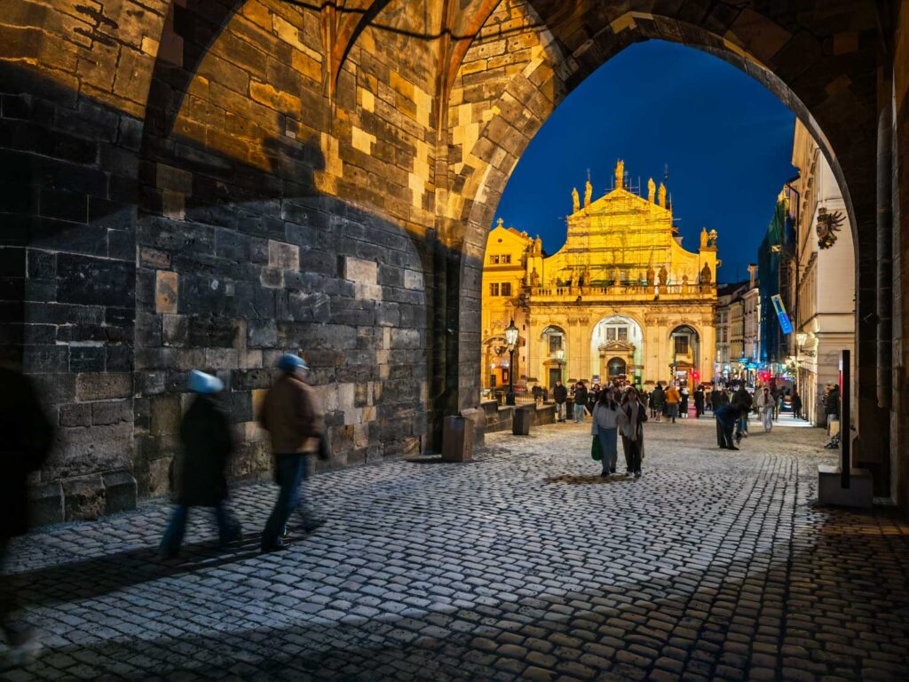 Main lens night test Honor Magic8 Pro review - night photography - Prague