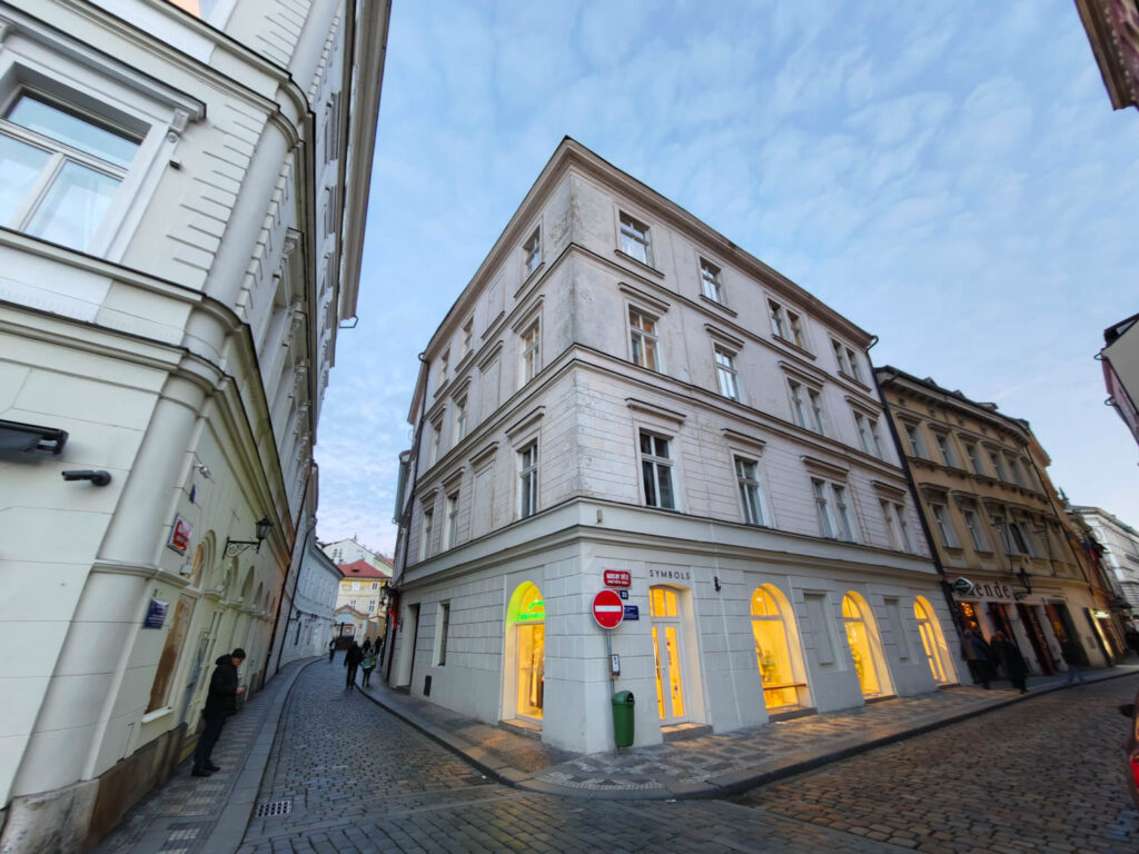 Xiaomi 17 Ultra review - Prague - night